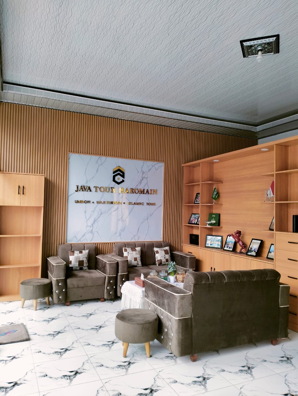 Suasana dalam kantor PT Java Tour Haromain
